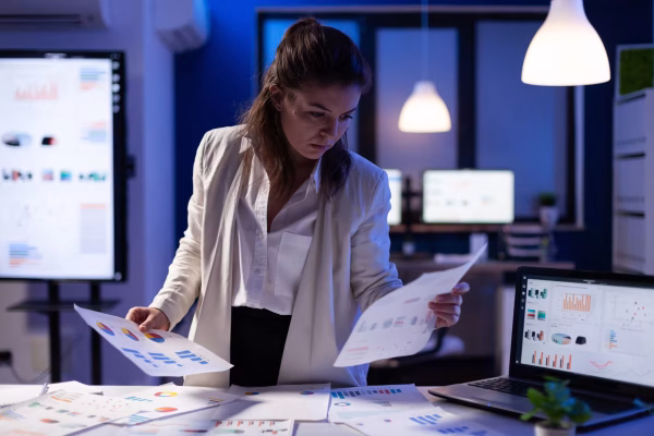 mulher-de-negocios-ocupada-olhando-relatorios-financeiros